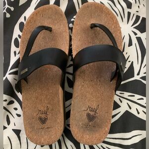 EUC - Reef Cushion Sunburst Hi- Size 9 C super cute and comfy - worn once